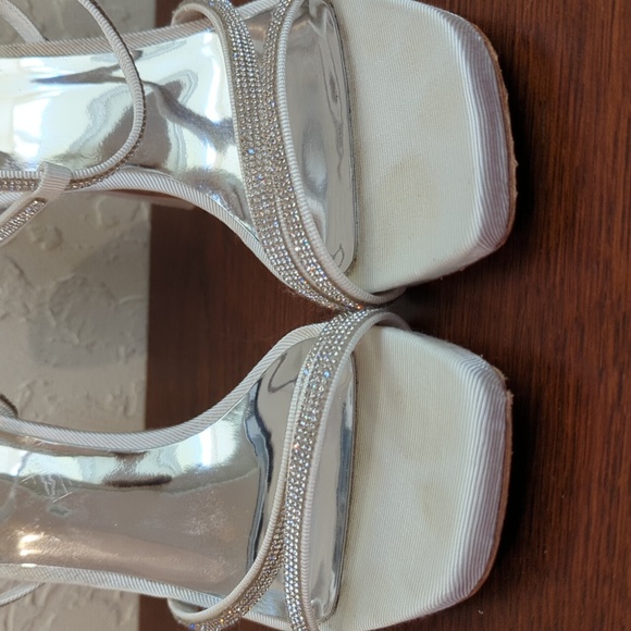 WORN 1X Badgley Mischka Soft White Urbana Strappy Formal Sparkle Sandal Size 8.5 - Picture 9 of 16
